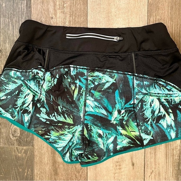 Athleta Track This Run Shorts Nepali Build In Brief Women’s Size medium - Picture 10 of 10